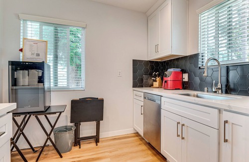 Los Angeles Casa | 4 Mi to SoFi Stadium, Fenced Yard: Modern Retreat!