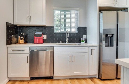 Los Angeles Casa | 4 Mi to SoFi Stadium, Fenced Yard: Modern Retreat!