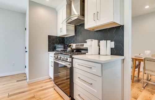 Los Angeles Casa | 4 Mi to SoFi Stadium, Fenced Yard: Modern Retreat!
