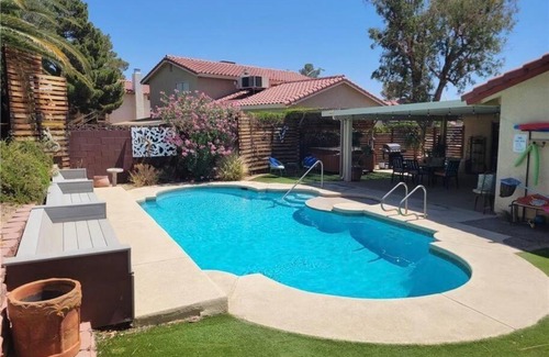 Paradise Casa | 4 miles to Strip/Big house with pool