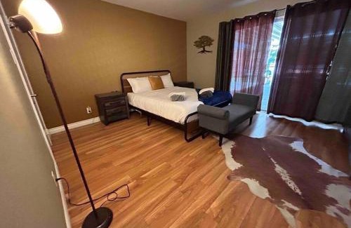 Paradise Casa | 4 miles to Strip/Big house with pool