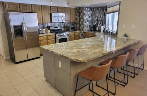 Paradise Casa | 4 miles to Strip / Big house with pool