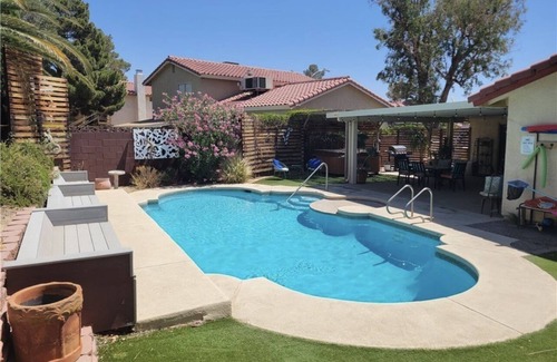 Paradise Casa | 4 miles to Strip / Big house with pool