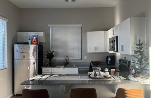 Maryvale Village Casa | 4 min drive to cardinals State Farm stadium with beautiful yard and high ceiling