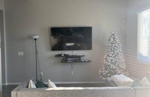 Maryvale Village Casa | 4 min drive to cardinals State Farm stadium with beautiful yard and high ceiling