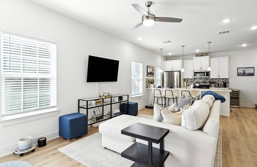 Montopolis Casa | 4 Min to Airport ⛳ Putting Green ✔️ 3BR Heavenly Beds ❤️ Pet & Family Friendly