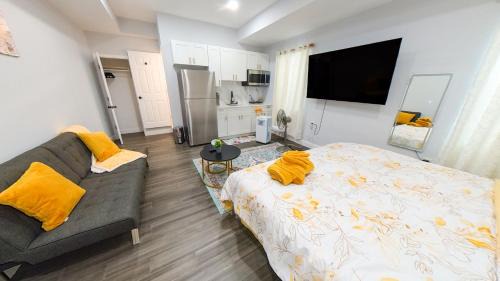Ampere Apartamento | 4 New Apts - 3 Bed Apt 1st Floor & 3 Bed Apt 2nd Floor - 1 Bed Studio Apt Ground Floor & 1 Bed Studio Apt Ground Floor near Penn Station EWR Airport Beth Israel Hospital NYC