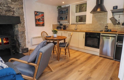 Beddgelert Cabaña | 4 OLD TANRHIW, pet friendly, character holiday cottage in Beddgelert