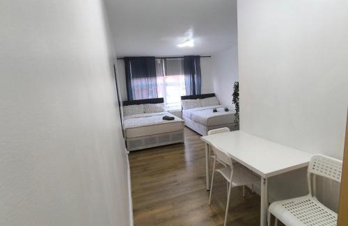 Abbey Casa | 4 pers studio style room Near South Wimledon station R3