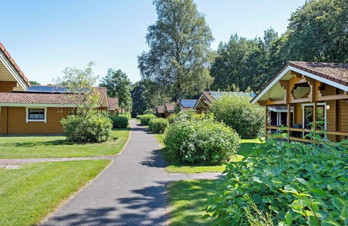 Municipality of Hardenberg Casa | 4-person bungalow with private sauna, veranda and washing machine at holiday park ’t Hooge Holt near Gramsbergen and nature.