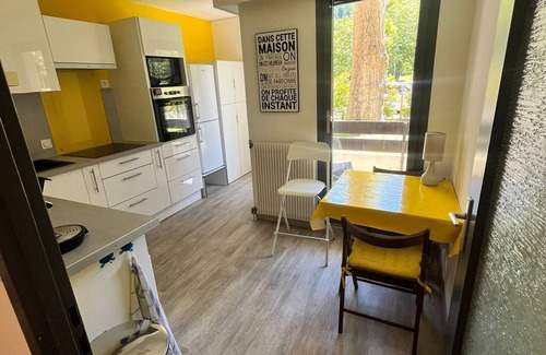 Saint-Martin-d'Uriage Apartamento | 4-person ground-floor apartment, in the center of town and facing Parc d'Uriage, close to amenities