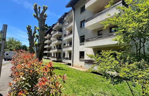 Saint-Martin-d'Uriage Apartamento | 4-person ground-floor apartment, in the center of town and facing Parc d'Uriage, close to amenities