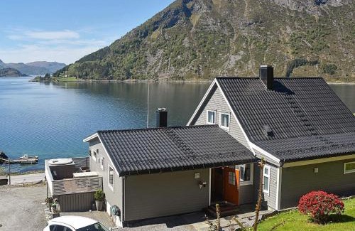 Silda Casa | 4 person holiday home in Selje