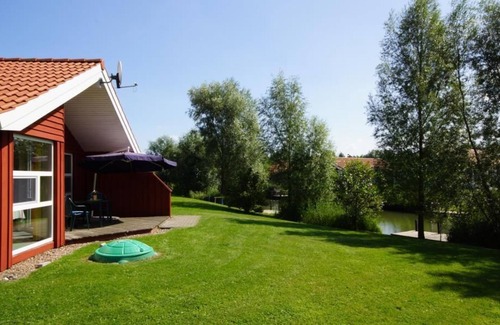 Norderteil Casa | 4-person vacation home with private jetty, direct lakeside location, canoe, sauna and wood-burning stove in Otterndorf
