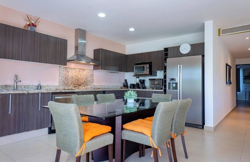 Playacar Condominio | 4 piscinas y ático de presupuesto en Vaiven. Desde BRIC Vacation Rentals