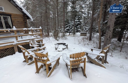 Riviere-Rouge Chalet De Esquí | 4 - Prunier : Chaleureux chalet en bois rond au bord de la belle Rivière Rouge
