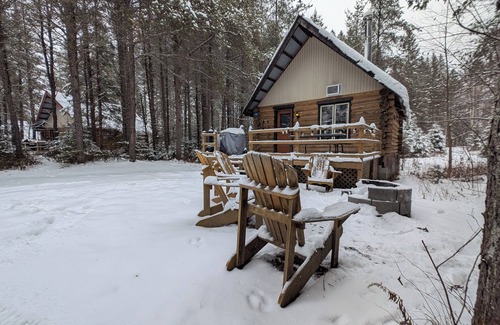 Riviere-Rouge Chalet De Esquí | 4 - Prunier : Chaleureux chalet en bois rond au bord de la belle Rivière Rouge