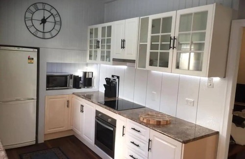 Bundaberg South Casa | 4 Queen Beds Sleeps 10 Full Air Free Wifi/netflix