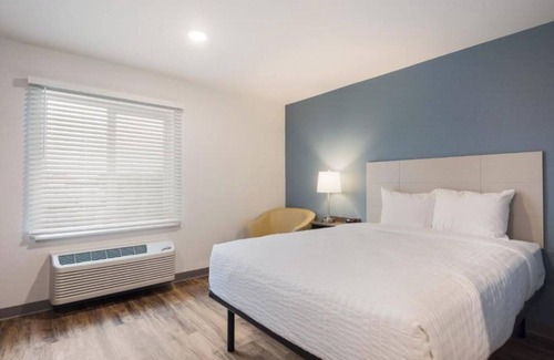 Newnan Hotel | 4 Queen Room w/ Private Entry + Kitchen – Perfect for Extended Newnan Stays