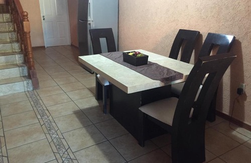 Zapopan Casa | 4 recamaras, zona sur, wifi, jardin, cochera