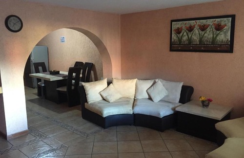 Zapopan Casa | 4 recamaras, zona sur, wifi, jardin, cochera
