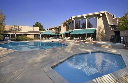 Redding Complejo | 4 Relaxing Units! Outdoor Pool, Parking, Pets Allowed, Near River Side Park!