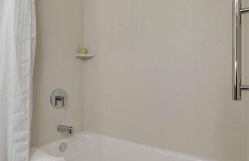 Chandler Hotel | 4 Relaxing Units with Outdoor Pool Access! Onsite Dining!