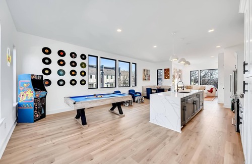 Hurwood Heights Casa | 4 Rooftop Decks 4 Hot Tubs Game Rooms Sauna