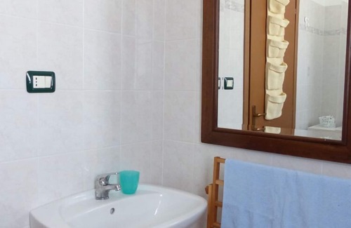 Montegrino Valtravaglia Apartamento | Apartamento de 4 piezas en una elegante residencia con piscina y pista de tenis