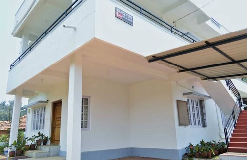 Madikeri Casa | HOGAR DE 4 HABITACIONES EN VISTA A RANGO (2 HABITACIONES A + B)