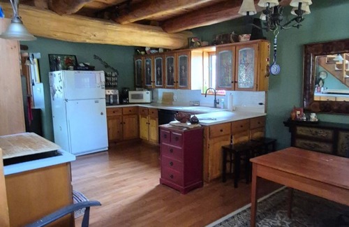 Southampton Cabaña | 4 Season/4 bedroom Log Home in Southampton. Walking distance to downtown/beach