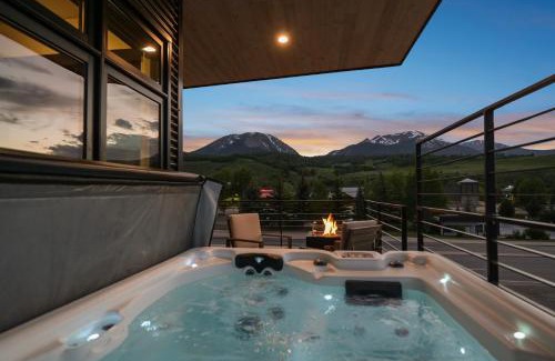 Silverthorne Casa | 4-Season Modern Mountain Penthouse with Private Hot Tub & Scenic Views