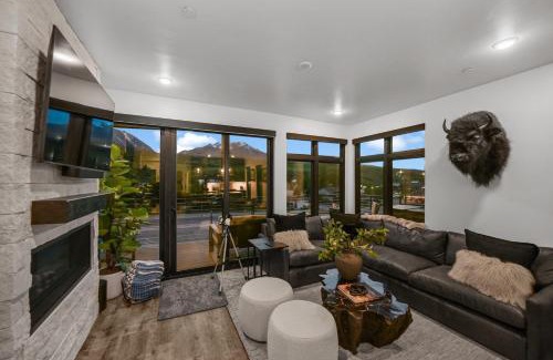 Silverthorne Casa | 4-Season Modern Mountain Penthouse with Private Hot Tub & Scenic Views