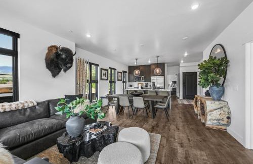 Silverthorne Casa | 4-Season Modern Mountain Penthouse with Private Hot Tub & Scenic Views