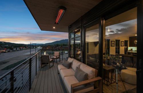 Silverthorne Casa | 4-Season Modern Mountain Penthouse with Private Hot Tub & Scenic Views