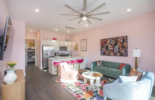Hadley - Washington Casa | 4 Side by Side Homes | 32 beds | Dolly's Dream House & Bluegrass Bungalow