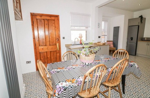 Lincoln Cabaña | 4 SOUTH PARK, pet friendly, with a garden in Lincoln