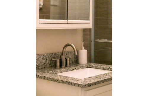 Country Club Plaza Area Apartamento | 4-South Plaza UMKC 2 Bedroom Apartment w/ Parking