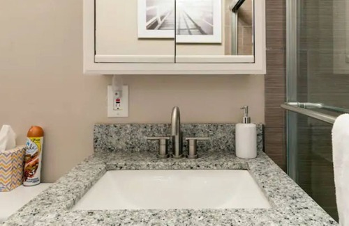 Country Club Plaza Area Apartamento | 4-South Plaza UMKC 2 Bedroom Apartment w/ Parking