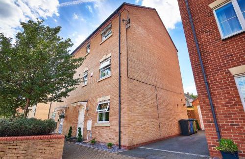 Tamworth Casa | 4 Spacious Bedrooms, En-Suites, Private Driveway, Tamworth Accommodation for Contractors and Families