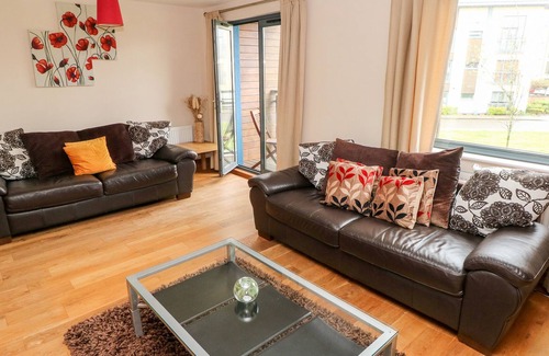 Castle Casa | 4 ST.STEPHENS COURT, pet friendly, country holiday cottage in Swansea