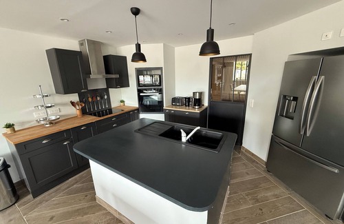 Saint-Parize-le-Chatel Casa | 4-star business residence with large private parking area