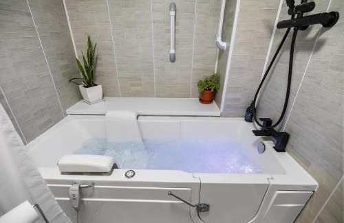 Plymouth Casa | 4 storey townhouse with modern accessible apartment, inside jaccuzi bath, 5 bedrooms, secure off road parking, near football golf, pitch and putt, tennis courts, Argyle, eateries, microbrewery, pubs, boutique shops and salons