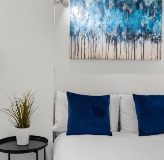 Plymouth Casa | 4 storey townhouse with modern accessible apartment, inside jaccuzi bath, 5 bedrooms, secure off road parking, near football golf, pitch and putt, tennis courts, Argyle, eateries, microbrewery, pubs, boutique shops and salons