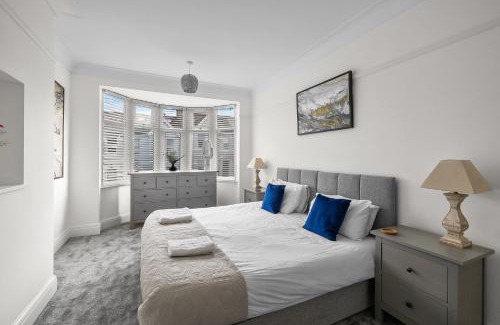 Plymouth Casa | 4 storey townhouse with modern accessible apartment, inside jaccuzi bath, 5 bedrooms, secure off road parking, near football golf, pitch and putt, tennis courts, Argyle, eateries, microbrewery, pubs, boutique shops and salons