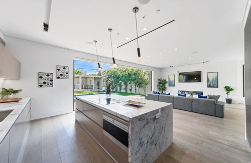 Melrose Casa | West Hollywood 5 BR Villa; Pool, Hot Tub, Rooftop Patio, Free Parking, Central