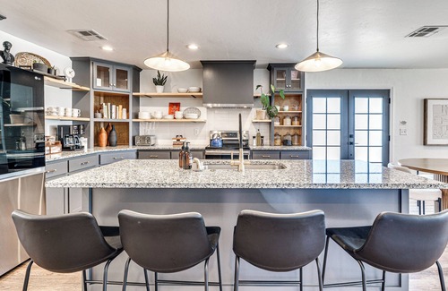 Central Oklahoma City Casa | 4 sumptuous bedrooms · 2 full baths · S. Downtown OKC park view · Pet-friendly