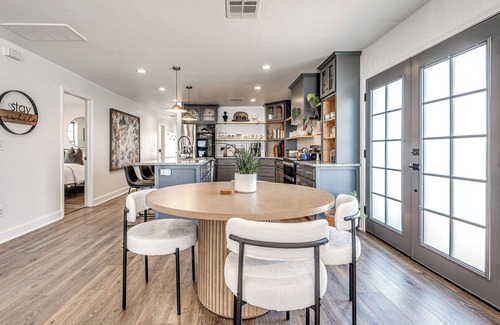 Central Oklahoma City Casa | 4 sumptuous bedrooms · 2 full baths · S. Downtown OKC park view · Pet-friendly