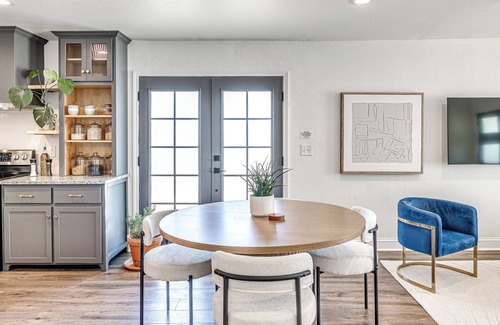 Central Oklahoma City Casa | 4 sumptuous bedrooms · 2 full baths · S. Downtown OKC park view · Pet-friendly
