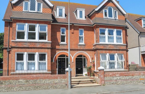 Seaford Cabaña | 4, THE CUCKMERE, pet friendly, country holiday cottage in Seaford